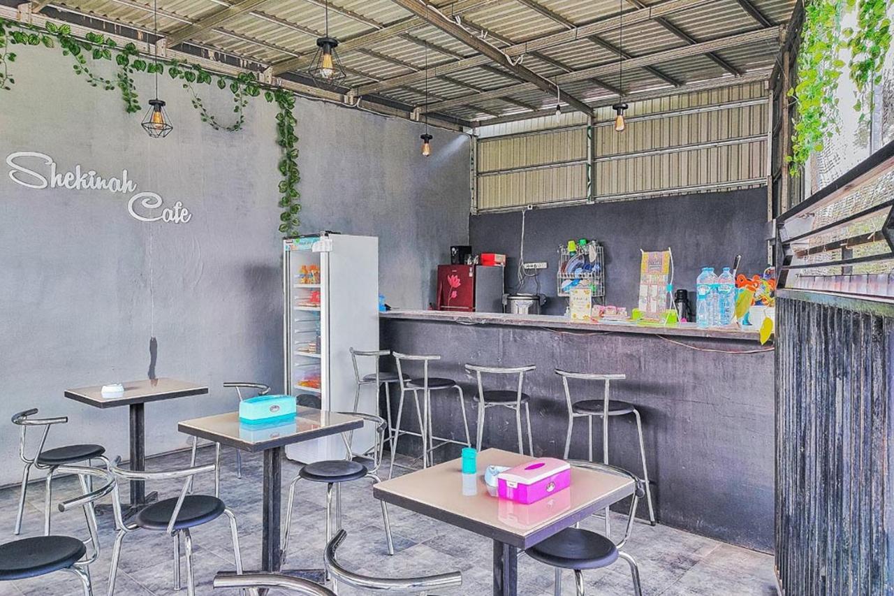 Shekinah Homestay & Cafe Waikabubak Mitra Reddoorz Εξωτερικό φωτογραφία