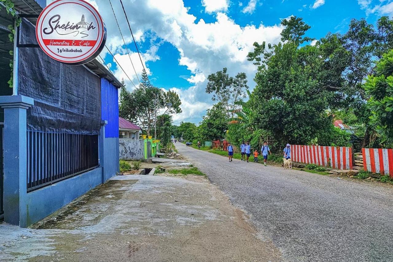 Shekinah Homestay & Cafe Waikabubak Mitra Reddoorz Εξωτερικό φωτογραφία