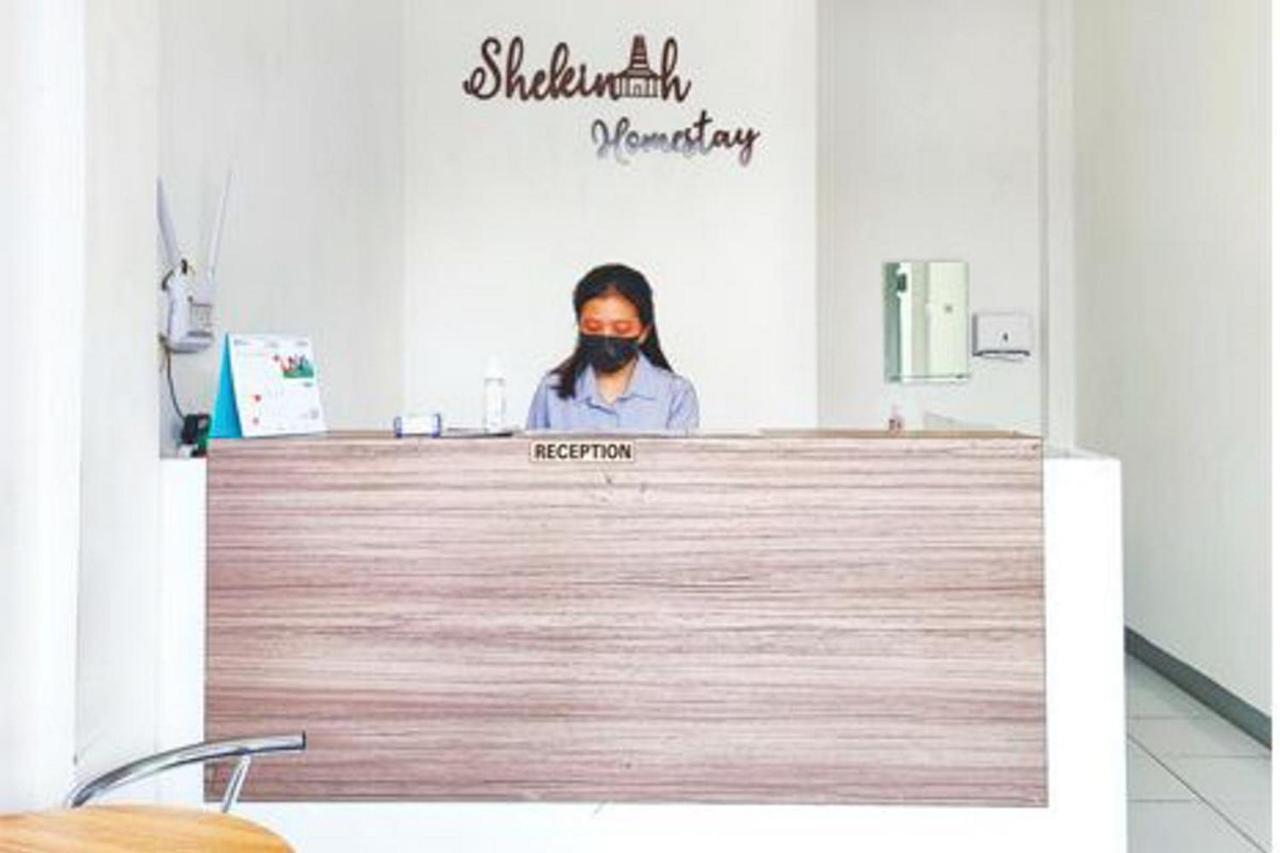 Shekinah Homestay & Cafe Waikabubak Mitra Reddoorz Εξωτερικό φωτογραφία