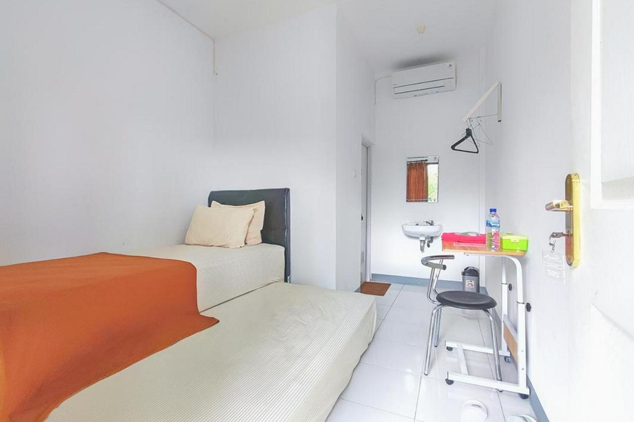 Shekinah Homestay & Cafe Waikabubak Mitra Reddoorz Εξωτερικό φωτογραφία